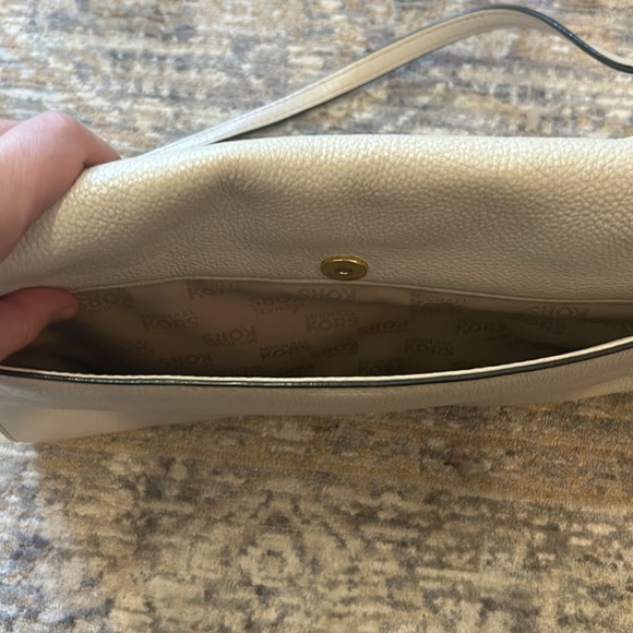 Michael Kors bag. Small. Cream color with gold hardware - Picture 5 of 9